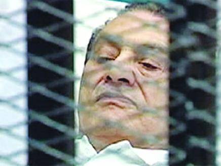 زوجته حاولت الانتحار: أسرار اللحظات الأخيرة لحكم مبارك في كتاب جديد – فيديو