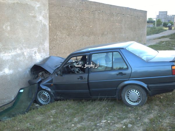 بالصور: سائق يسير بسرعة جنونية يصطدم بأحد المنازل بين دار الكبداني وأمجاو