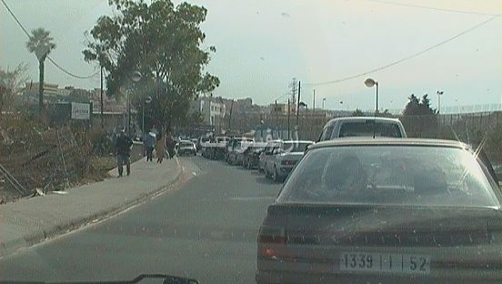 مليلية : طوابير من السيارات واختراقات الكونتراباندو للخروج الى الناظور والساكنة تحتج