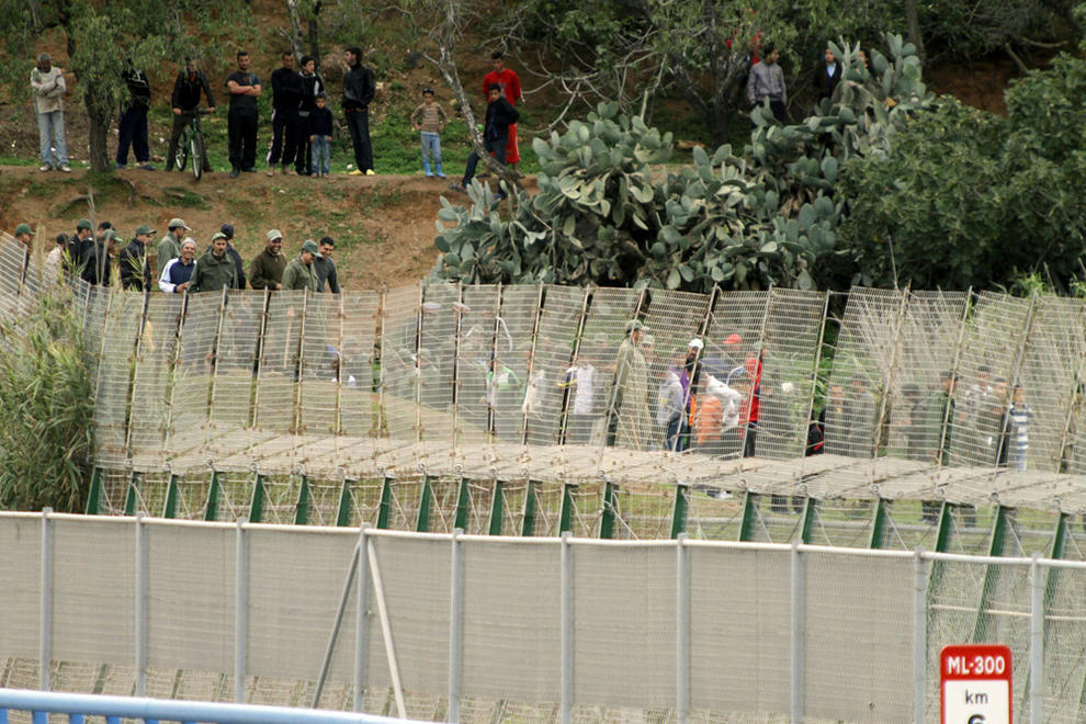 حكومة مليلية تتدارس بناء سياج جديد على “حدودها” مع الناظور