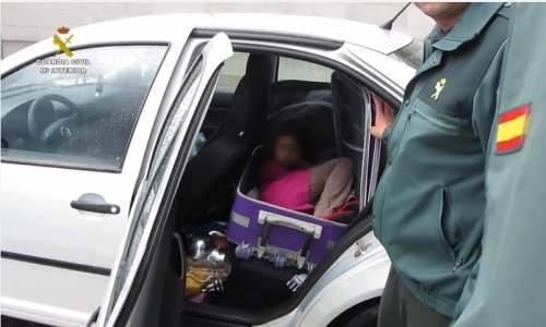 فيديو: اعتقال مغربي حاول تهريب ابنته في حقيبة الى إسبانيا