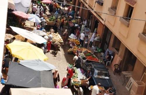 بعد أركمان: بائعو خضر يفطرون في نهار رمضان جهارا نهارا بسوق بني انصار