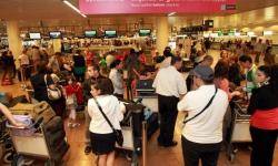 مهاجرون غاضبون و عالقون بمطار بروكسيل بعد الغاء الخطوط الملكية رحلة الى الناظور