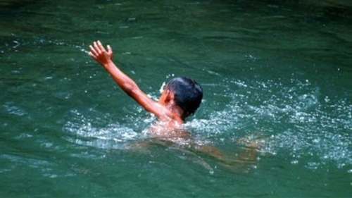 مأساة جديدة:شرب كمية كبيرة من ماء البحر بشاطئ أركمان..وفاة طفل في طريقه للمستشفى الحسني بالناظور