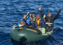 الدرك البحري بالناظور يوقف قاربا ينقل 21 مهاجرا افريقيا باتجاه مليلية