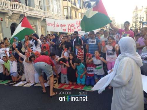 شاهد الروبورتاج: اﻵف يخرجون بمليلية في مسيرة تضامنية مع غزة ويهود المدينة يغلقون محلاتهم التجارية