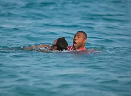 مثير: متطوع من الهلال الاحمر ينقذ شابا كاد أن يغرق في ظروف غامضة بكورنيش الناظور