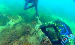 شاهد الفيديو: العثور على هيكل سفينة قديمة بعرض شاطئ كيمادو بالحسيمة