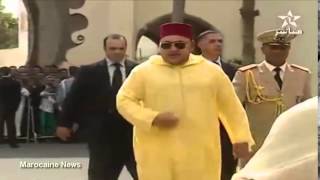 شاهد: مرافق الملك محمد السادس كاد يسقط فارتبك حراسه بشدة؟
