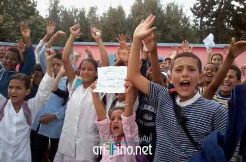 شاهد روبورتاج: تلاميذ مدرسة وادي المخازن بسلوان في وقفة احتجاجية يطالبون فيها بإعادة التوقيت المستمر