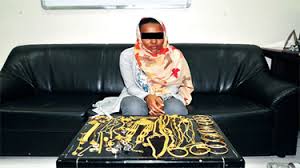 إعتقال خادمة أثناء محاولة هروبها بعدما سرقت مجوهرات بقيمة 30 مليون من العائلة التي تشغلها بالناظور