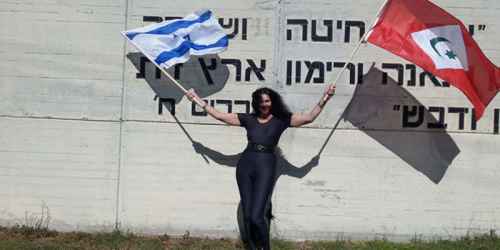 شاهد: ناشطة إسرائيلية من جذور ريفية ترفع علم”جمهورية الريف” بجانب العلم الاسرائيلي