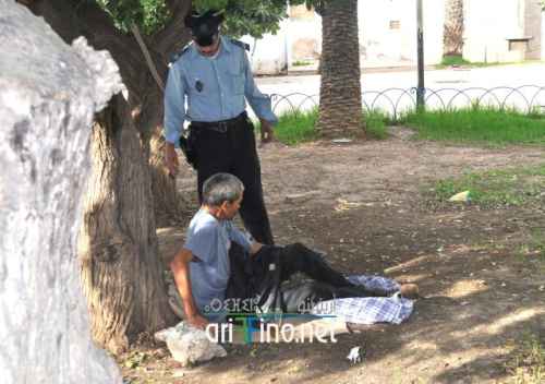 شاهد: القبض على مسن يدخن “السبسي” في ساحة الحاج مصطفى بالناظور