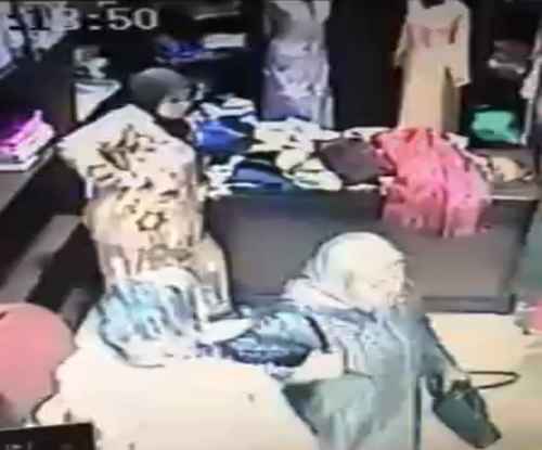 شاهد: إمرأة جريئة تسرق بطريقة إحترافية في احد محلات الملابس بالناظور