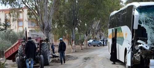 شاهد: حافلة تنقل مسافرين من الناظور الى تطوان تصطدم بجرار مقطور