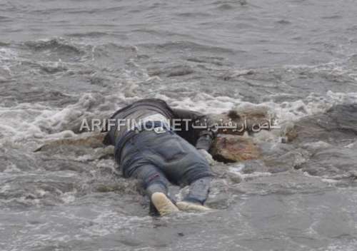 شاهد صور مؤثرة: العثور على جثة رماها البحر بكورنيش الناظور