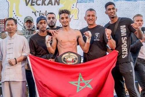 شاهد الفيديو: الملاكم الريفي المقيم بالسويد حمزة بوكمزة يفوز ببطولة العالم في التاي بوكسينغ و يريد تمثيل علم المغرب