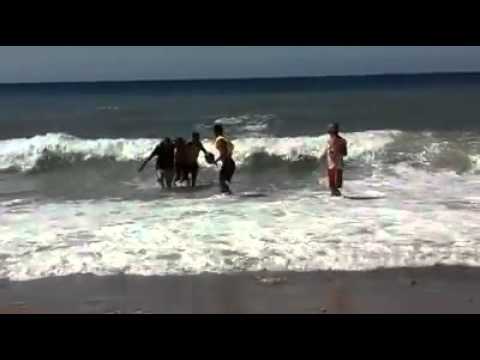 شاهد فيديو: هكذا تم انقاذ شاب من الموت غرقا بشاطئ “ثمشضين” بالحسيمة