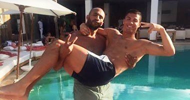 +فيديو و صور: برنامج فرنسي شهير يتهم نجم مدريد رونالدو و الملاكم المغربي بدر هاري بالشذوذ الجنسي!!