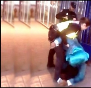 شاهد : شرطية إسبانية ترمي مواطنة من الناظور أغمي عليها في المعبر الحدودي لمليلية المحتلة !