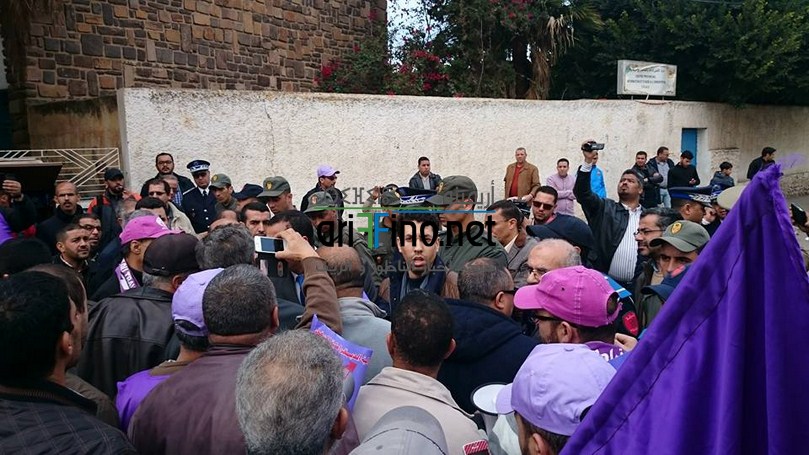 +فيديو : نقابة FDT بالناظور ترفع شعار ارحل في وجه باشا المدينة بعد منع مسيرتهم الاحتجاجية