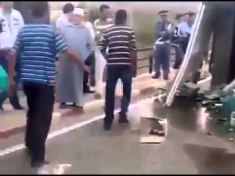 +فيديو: إنقلاب شاحنة محملة بالخمور على الطريق الساحلية بالناظور