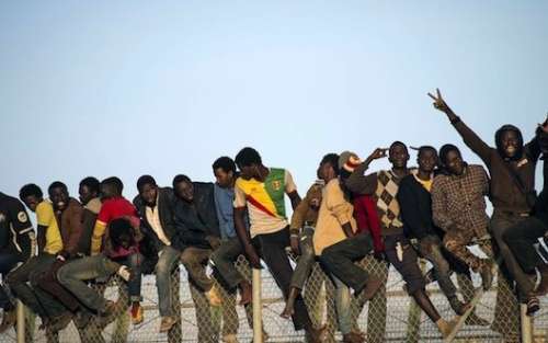 مرة اخرى: الأمن يحبط محاولة اقتحام جماعية لـ150 مهاجرا إفريقيا للسياج بين الناظور و مليلية