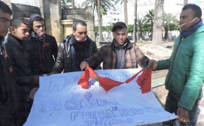 طرد مهاجرين مغاربة من مليلية المحتلة مزقوا العلم المغربي‎
