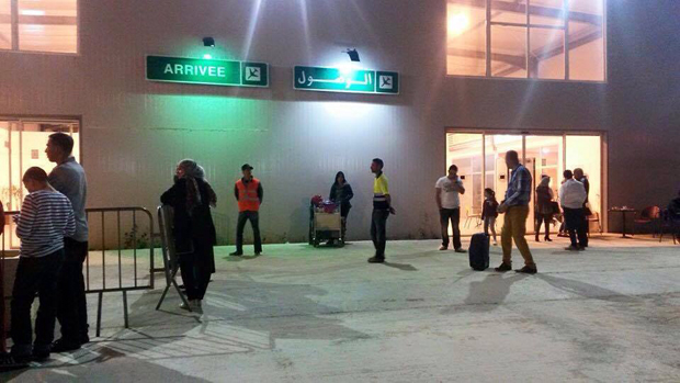 إدارة مطار العروي الدولي ترفع من درجة أمنها، وعائلات مسافرين مستاؤون