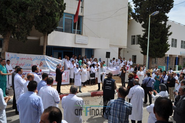 وقفة احتجاجية بالمستشفى الحسني بالناظور على اثر التوقيف الذي طال طبيب واقعة ” الكرطونة “.