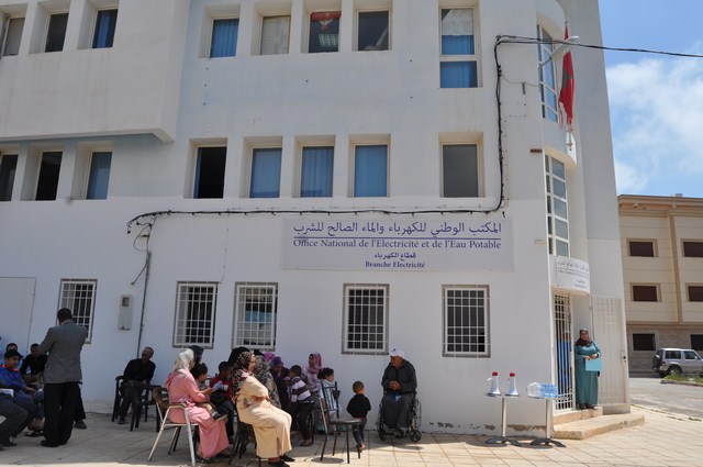 سكان دوار الكاسيط بالناظور يحتجون أمام المكتب الوطني للكهرباء والماء