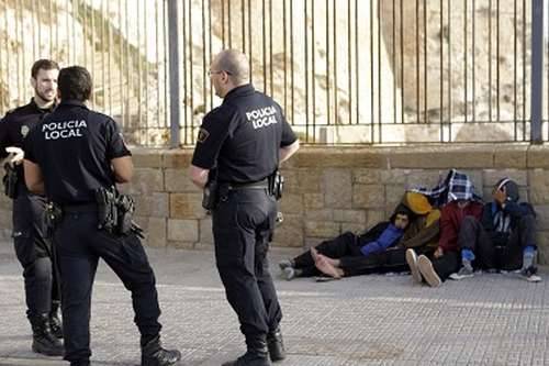 الحرس المدني الاسباني يعثر على 15 شخصا داخل أكوام المتلاشيات بميناء مليلية المحتلة