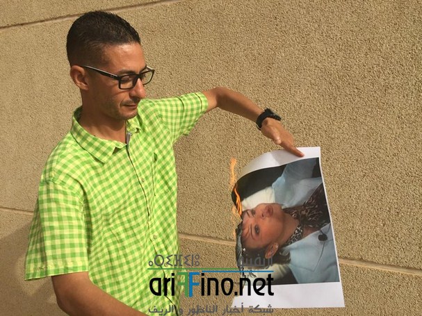 الناشط الامازيغي رشيد زناي يحرق صور الوزيرة الحيطي ردا على ادخال أزبال ايطاليا الى المغرب