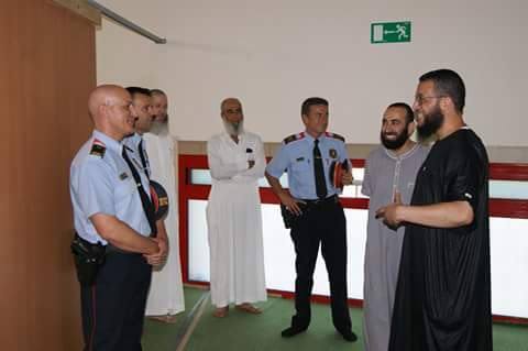 شاهد بالصور .. رئيس الشرطة الكطالونية ووفد أمني في زيارة لمسجد السنة بالريوس بإسبانيا ـ صور