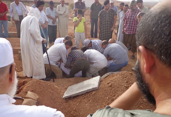 بالصور: جثمان والد الأستاذ الهادي الورتي يشيع لمثواه الأخير ببني سيدال لوطا