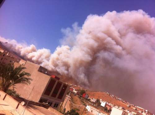 + صور و فيديو: أدخنة حريق كوركو تجتاج الناظور، مواطنون يهربون و ارتفاع نسبة تلوث الهواء “تحذير”