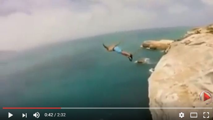 خطير +فيديو ..شاب ناظوري يتحدى الموت ويقفز من اعلى نقطة ببحر رأس الماء بالناظور