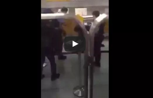 شاهد بالفيديو .. موطن مغربي ينهال بالضرب على شرطة مطار فرانكفورت ويتسبب في فوضى داخل المطار