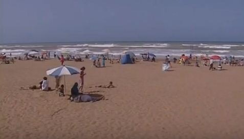 +فيديو ..شاطئ أركمان يعج بالمصطافين مع ارتفاع حرارة الصيف