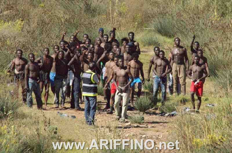 الافارقة المهاجرون يستغلون نيران كوركو ويشنون هجوما على السياج الحدودي لمليلية