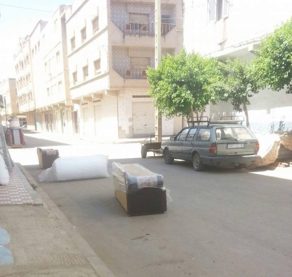 صورة : أرباب محلات بالدريوش يقتحمون الطرقات بعد احتلالهم الأرصفة