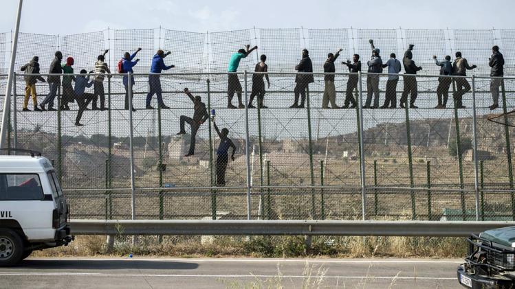 مهاجرون ينجحون في دخول مليلية المحتلة بعد اجتياز السياج الحديدي