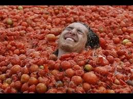 +صور:حينما تصل البطون حد التخمة يبدأ التهور: الاسبان يتراشقون ب أزيد من 150 طن من الطماطم في مهرجان سنوي ..