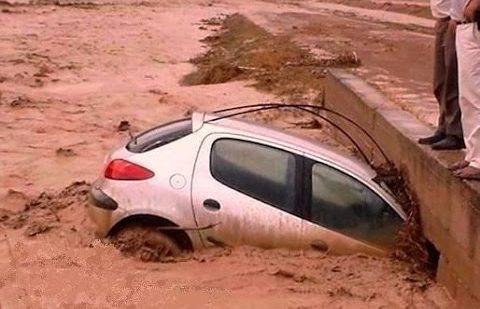بالصور وفيديو : بحث مستمر عن سائق سيارة جرفته مياه الأمطار بأحد الوديان بالدريـوش