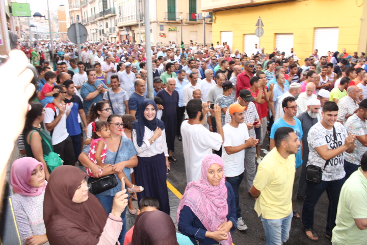 تظاهر حوالي12 ألف مسلم بمليلية ل”مقاطعة”احياء العيد ردا على قرار الحكومة الإسبانية الرافض لدخول الأكباش المغربية