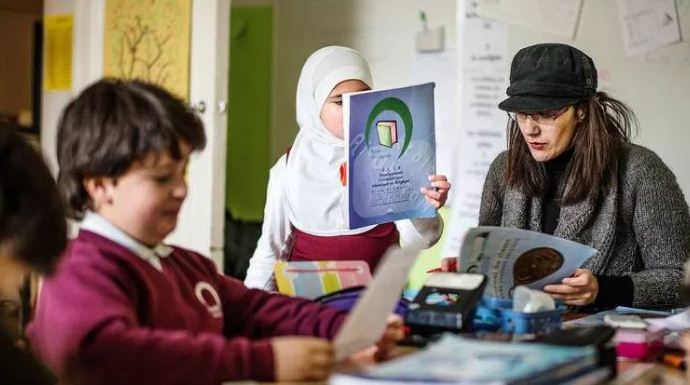 يهم الجالية المغربية ببلجيكا ..مؤسسة تعليمية في بلجيكا تبدأ في تعليم العربية خلال الموسم الجديد
