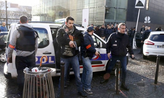 تهديد عائلة مغربية بالقتل في فرنسا وتهشيم زجاج سياراتها