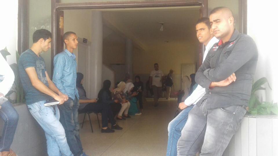 تفاصيل +الصور .. طلبة فرخانة يعتصمون داخل بلدية بني أنصار ويطالبون بالنقل الجامعي 