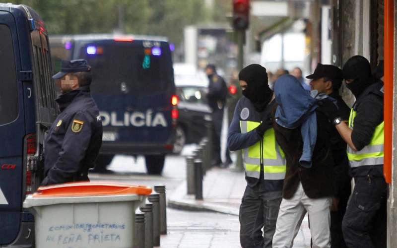 الشرطة الإسبانية تعتقل مغربيا بتهمة دعم تنظيم “داعش”
