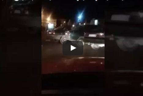 شاهد بالفيديو .. مقاتلات التهريب تغلق الطريق ببني انصار في ظل غياب الشرطة